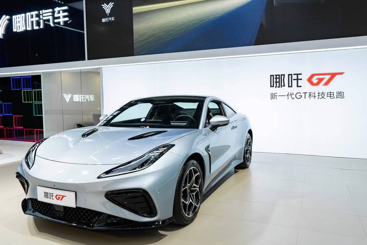 广州42哪吒汽车在智能汽车领域的表现，领途汽车在新能源汽车市场中的影响力